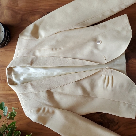 VINTAGE Soft Yellow Blazer - Picture 3 of 6